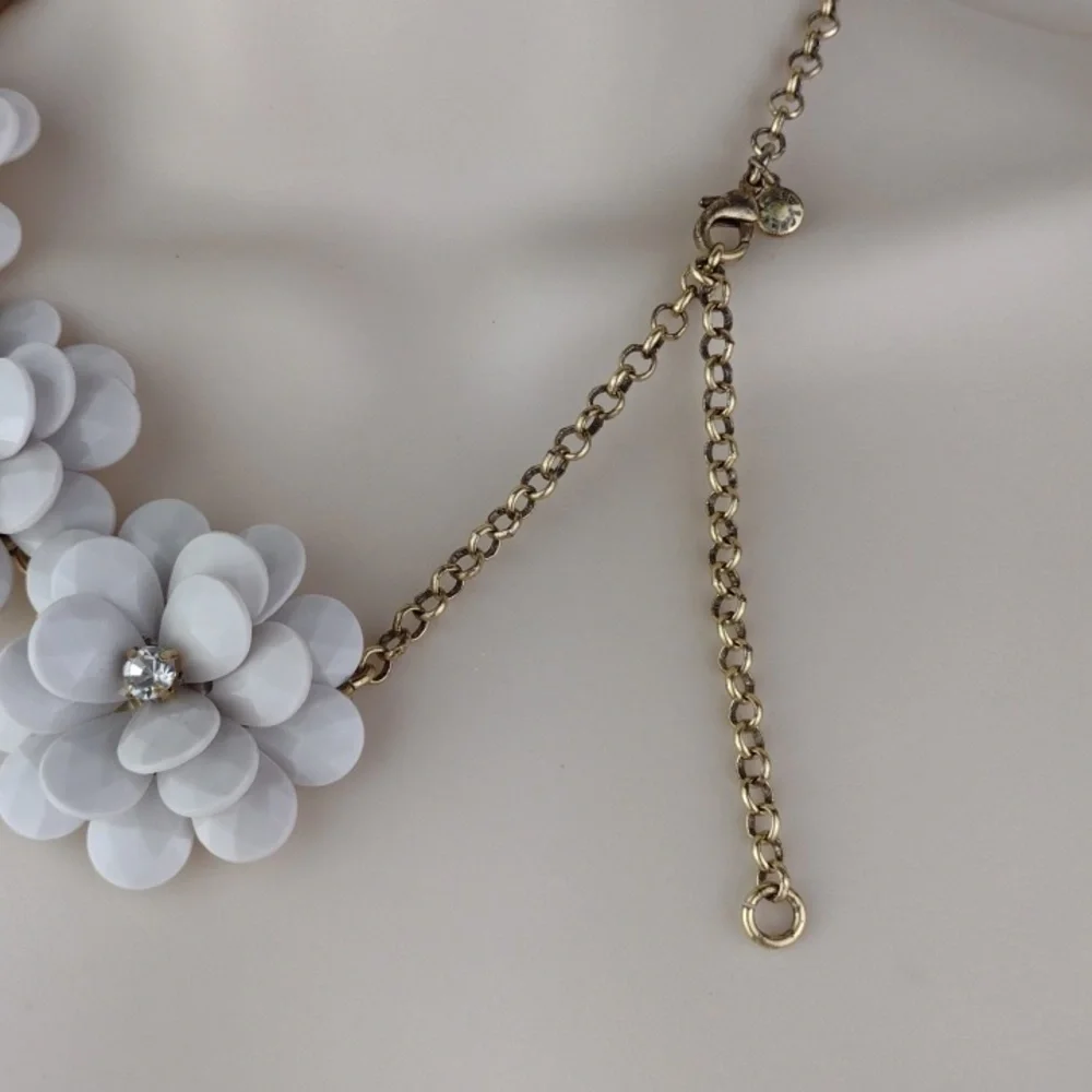 J. Crew 5 Cream Flowers With Rhinestone Pistils Statement Necklace